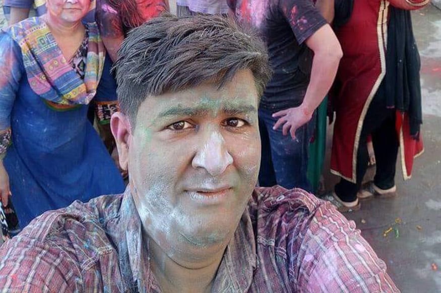 આઈટી ડિપાર્ટમેન્ટને બંનેના 18 ડિમેટ એકાઉન્ટ મળી આવ્યા છે, તેમજ શેરબજારમાં કાળા નાણાના વ્યવહારનો પણ ખુલાસો થયો છે. આઈટીની ટીમોએ દરોડા દરમિયાન બંનેના મોબાઇલ ફોન, લેપટોપ, હાર્ડ ડિસ્ક સહિતની વસ્તુઓ ચકાસણી માટે જપ્ત કરી છે. (તસવીરઃ જિજ્ઞેશ શાહ) આઈટી ડિપાર્ટમેન્ટને બંનેના 18 ડિમેટ એકાઉન્ટ મળી આવ્યા છે, તેમજ શેરબજારમાં કાળા નાણાના વ્યવહારનો પણ ખુલાસો થયો છે. આઈટીની ટીમોએ દરોડા દરમિયાન બંનેના મોબાઇલ ફોન, લેપટોપ, હાર્ડ ડિસ્ક સહિતની વસ્તુઓ ચકાસણી માટે જપ્ત કરી છે. (તસવીરઃ જિજ્ઞેશ શાહ)