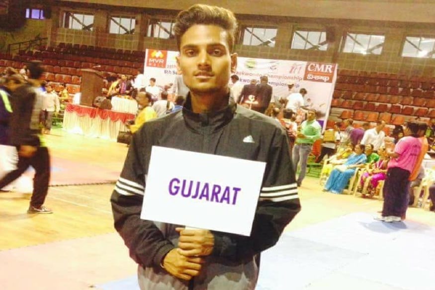 ગુજરાત માટે રમનારા ખેલાડી અંકિત સિંહના મોત મામલે રહસ્ય ઘૂંટાયુ છે. 9 તારીખે ભરુચની શ્રી પલાઝા હોટલ હોટેલમાથી ગળેફાંસો ખાધેલી હાલતમાં લાશ મળી આવી હતી. ભરૂચના મકત્તમપુરા પોલીસ સ્ટેશનમાં આપઘાતનો ગુનો નોંધાયો છે. પોલીસે પરિવારને જાણ કર્યા વગર પીએમ કરી નાખ્યું હોવાનો આક્ષેપ લગાવ્યો છે. ગુજરાત માટે રમનારા ખેલાડી અંકિત સિંહના મોત મામલે રહસ્ય ઘૂંટાયુ છે. 9 તારીખે ભરુચની શ્રી પલાઝા હોટલ હોટેલમાથી ગળેફાંસો ખાધેલી હાલતમાં લાશ મળી આવી હતી. ભરૂચના મકત્તમપુરા પોલીસ સ્ટેશનમાં આપઘાતનો ગુનો નોંધાયો છે. પોલીસે પરિવારને જાણ કર્યા વગર પીએમ કરી નાખ્યું હોવાનો આક્ષેપ લગાવ્યો છે.