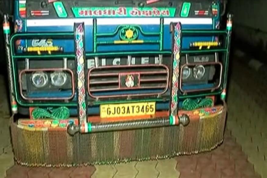 રાજકોટ શહેરના લીમડા ચોક વિસ્તારમાં આવેલા મધ્યાહન ભોજનના રસોડામાં રાત્રે બે વાગ્યે અનાજનો જથ્થો સગેવગે કરવામાં આવી રહ્યો હોવાની બાતમી મળતા પોલીસે દરોડા પાડ્યા હતા. રાજકોટ શહેરના લીમડા ચોક વિસ્તારમાં આવેલા મધ્યાહન ભોજનના રસોડામાં રાત્રે બે વાગ્યે અનાજનો જથ્થો સગેવગે કરવામાં આવી રહ્યો હોવાની બાતમી મળતા પોલીસે દરોડા પાડ્યા હતા.