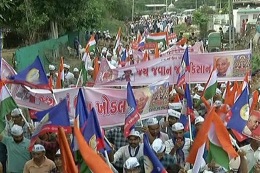 બપોરે 12-30 વાગે બાલીસણા ગામે ભોજન વિરામ: સવારે 8 વાગે પાટણના મોતીશા દરવાજા સ્થિત ખોડિયાર માતાજીના મંદિરે મા ઉમા ખોડલની મહાઆરતી બાદ શાંતિદૂત સફેદ કબૂતર ઉડાડી પદયાત્રાનો આરંભ થયો હતો. યાત્રા સાંજે પાંચ વાગ્યા પહોંચી હતી. જ્યાં મા ઉમા ખોડલના ચરણોમાં પદયાત્રીઓ વતી હૂંડી મૂકવામાં આવશે. બપોરે 12-30 વાગે બાલીસણા ગામે ભોજન વિરામ લઈ રવાના થઈ હતી. રસ્તામાં વિવિધ સમાજો દ્વારા સ્વાગત કરવામાં આવી હતી. બપોરે 12-30 વાગે બાલીસણા ગામે ભોજન વિરામ: સવારે 8 વાગે પાટણના મોતીશા દરવાજા સ્થિત ખોડિયાર માતાજીના મંદિરે મા ઉમા ખોડલની મહાઆરતી બાદ શાંતિદૂત સફેદ કબૂતર ઉડાડી પદયાત્રાનો આરંભ થયો હતો. યાત્રા સાંજે પાંચ વાગ્યા પહોંચી હતી. જ્યાં મા ઉમા ખોડલના ચરણોમાં પદયાત્રીઓ વતી હૂંડી મૂકવામાં આવશે. બપોરે 12-30 વાગે બાલીસણા ગામે ભોજન વિરામ લઈ રવાના થઈ હતી. રસ્તામાં વિવિધ સમાજો દ્વારા સ્વાગત કરવામાં આવી હતી.