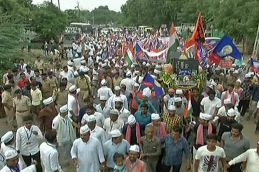 સરકાર વિરુદ્ધ સૂત્રોચ્ચાર નહીં કરવા પોલીસની સૂચના: પદયાત્રાને લઇ એ ડિવિઝન પોલીસ મથકમાં પાસના કાર્યકરો સાથે શાંતિ સમિતિની બેઠક યોજાઇ હતી. જેમાં પદયાત્રા દરમિયાન કોઇના વિરોધી સૂત્રોચાર ન કરવા પોલીસે સૂચના આપી હતી. બેઠકમાં ડીવાયએસપી જે.ટી.સોનારા સહિત પોલીસ અધિકારીઓ તેમજ પાસના હાર્દિક પટેલ, વી.કે. પટેલ, ભરત પટેલ, હિરેન પટેલ ઉપસ્થિત રહ્યા હતા. ડીવાયએસપીએ સૂત્રોચ્ચાર અંગે કોઇ સૂચના નહીં આપ્યાનું જણાવ્યું હતું. સરકાર વિરુદ્ધ સૂત્રોચ્ચાર નહીં કરવા પોલીસની સૂચના: પદયાત્રાને લઇ એ ડિવિઝન પોલીસ મથકમાં પાસના કાર્યકરો સાથે શાંતિ સમિતિની બેઠક યોજાઇ હતી. જેમાં પદયાત્રા દરમિયાન કોઇના વિરોધી સૂત્રોચાર ન કરવા પોલીસે સૂચના આપી હતી. બેઠકમાં ડીવાયએસપી જે.ટી.સોનારા સહિત પોલીસ અધિકારીઓ તેમજ પાસના હાર્દિક પટેલ, વી.કે. પટેલ, ભરત પટેલ, હિરેન પટેલ ઉપસ્થિત રહ્યા હતા. ડીવાયએસપીએ સૂત્રોચ્ચાર અંગે કોઇ સૂચના નહીં આપ્યાનું જણાવ્યું હતું.
