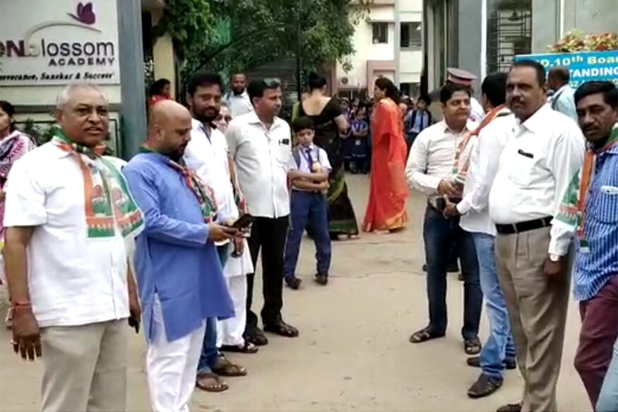 ચાંદખેડાની સાકાર સ્કૂલ ખાતે કોંગ્રેસના કાર્યકરો બળજબરીથી સ્કૂલ બંધ કરાવી હતી. પ્રિન્સિપાલે બાળકોનું ભણતર ન બગાડવાની વાત કરતા કાર્યકરોએ પ્રિન્સિપાલને મારવા લીધા હતા. ચાંદખેડાની સાકાર સ્કૂલ ખાતે કોંગ્રેસના કાર્યકરો બળજબરીથી સ્કૂલ બંધ કરાવી હતી. પ્રિન્સિપાલે બાળકોનું ભણતર ન બગાડવાની વાત કરતા કાર્યકરોએ પ્રિન્સિપાલને મારવા લીધા હતા.