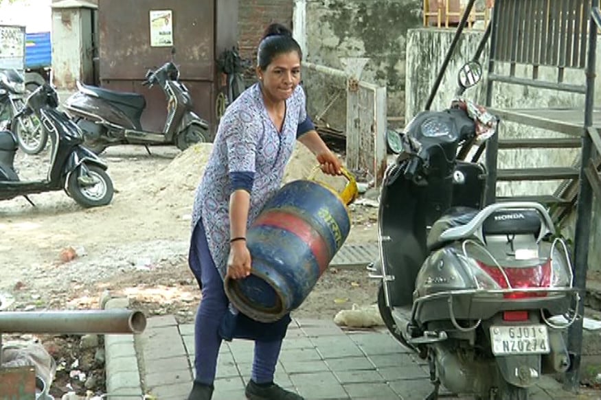 પતિના કિમોથેરાપીની સારવારનો મહિને ઓછામાં ઓછો 40 હજાર ખર્ચ થતો હતો અને ધીમે ધીમે આવક શરૂ થઇ હતી. પણ થોડા દિવસ પહેલા દબાણ હટાવ ઝુંબેશમાં તેનો ધંધો બંધ થઇ ગયો હતો છતા હિંમત હાર્યા વગર ફરી રસ્તાની બાજુમાં ટેબલ લગાવી ધંધો શરૂ કર્યો. પતિના કિમોથેરાપીની સારવારનો મહિને ઓછામાં ઓછો 40 હજાર ખર્ચ થતો હતો અને ધીમે ધીમે આવક શરૂ થઇ હતી. પણ થોડા દિવસ પહેલા દબાણ હટાવ ઝુંબેશમાં તેનો ધંધો બંધ થઇ ગયો હતો છતા હિંમત હાર્યા વગર ફરી રસ્તાની બાજુમાં ટેબલ લગાવી ધંધો શરૂ કર્યો.