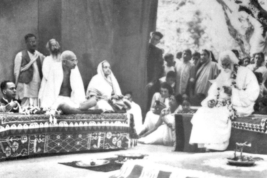 મોહનદાસ ગાંધીના પિતા કરમચંદ ગાંધી પણ પોરબંદર સ્ટેટના દિવાન હતા. આ ઉપરાંત તેઓ રાજકોટ અને વાંકાનેરના પણ દિવાન રહ્યા હતા. વૈષ્ણવ પરંપરા મુજબ ગાંધી કુટુંબ એકદમ ચુસ્ત શાકાહારી હતું. મોહનદાસ ગાંધીના પિતા કરમચંદ ગાંધી પણ પોરબંદર સ્ટેટના દિવાન હતા. આ ઉપરાંત તેઓ રાજકોટ અને વાંકાનેરના પણ દિવાન રહ્યા હતા. વૈષ્ણવ પરંપરા મુજબ ગાંધી કુટુંબ એકદમ ચુસ્ત શાકાહારી હતું.