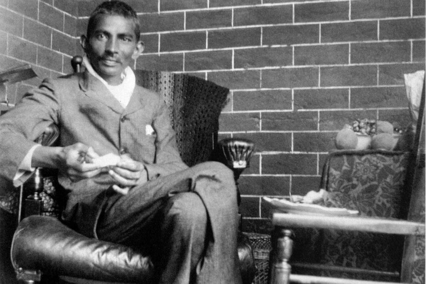 1888માં મોહનદાસ ગાંધી બેરિસ્ટર થવા માટે ઉચ્ચ અભ્યાસ કરવા વિદેશ ગયા હતાં. તેઓ પોતાની આત્મકથામાં લખે છે કે, '1891ની દસમી જૂને હું બારિસ્ટર કેહેવાયો.' મોહનદાસ કરમચંદ ગાંધી દક્ષિણ આફ્રિકામાં વકીલાત કરવા ગયા હતા. 1888માં મોહનદાસ ગાંધી બેરિસ્ટર થવા માટે ઉચ્ચ અભ્યાસ કરવા વિદેશ ગયા હતાં. તેઓ પોતાની આત્મકથામાં લખે છે કે, '1891ની દસમી જૂને હું બારિસ્ટર કેહેવાયો.' મોહનદાસ કરમચંદ ગાંધી દક્ષિણ આફ્રિકામાં વકીલાત કરવા ગયા હતા.