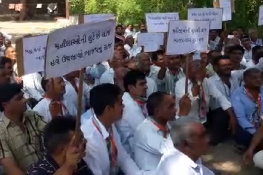  અમરેલીઃ આ વર્ષે રાજ્યમાં ઓછા વરસાદને કારણે વિવિધ વિસ્તારોનાં ખેડૂતો પોતાના ગામડાઓને અછતગ્રસ્ત જાહેર કરવાની માંગણી સાથે રેલી કાઢી રહ્યા છે. ખેડૂતોની રેલીને કોંગ્રેસ પણ સમર્થન કરી રહી છે. આજે અમરેલીના વડિયા ખાતે વિપક્ષના નેતા પરેશ ધાનાણીની આગેવાનીમાં ખેડૂતોની રેલી કાઢવામાં આવી હતી. આ રેલીમાં પરેશ ધાનાણી બળદગાડામાં બેસીને આવ્યા હતા. રેલી દરમિયાન ખેડૂતોએ બીજેપીની સરકાર સામે ભારે સૂત્રોચ્ચાર કર્યો હતો.