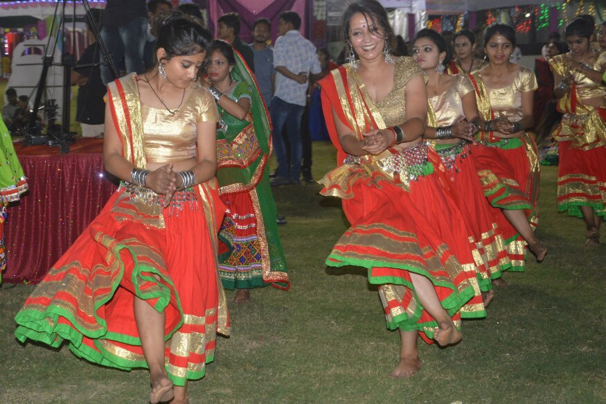 ખેલૈયાઓ એમનો અસલી સુરતી મિજાજ બતાવી રહ્યાં છે. જેમ જેમ હવે નવરાત્રિની રાત્રીઓ હાથમાં સરી રહી છે તેમ તેમ ખેલૈયાઓનો ઉત્સાહ, ઉમંગ અને જોશ ગ્રાઉન્ડમાં વહી રહ્યો છે. ચોથા નોરતે ખેલૈયાઓએ ચહેરા પર એક્સપ્રેશન્સનો મેકઅપ કરી નવરાત્રિ જમાવી હતી. રોનક પંચાલ, મહેસાણા ખેલૈયાઓ એમનો અસલી સુરતી મિજાજ બતાવી રહ્યાં છે. જેમ જેમ હવે નવરાત્રિની રાત્રીઓ હાથમાં સરી રહી છે તેમ તેમ ખેલૈયાઓનો ઉત્સાહ, ઉમંગ અને જોશ ગ્રાઉન્ડમાં વહી રહ્યો છે. ચોથા નોરતે ખેલૈયાઓએ ચહેરા પર એક્સપ્રેશન્સનો મેકઅપ કરી નવરાત્રિ જમાવી હતી. રોનક પંચાલ, મહેસાણા