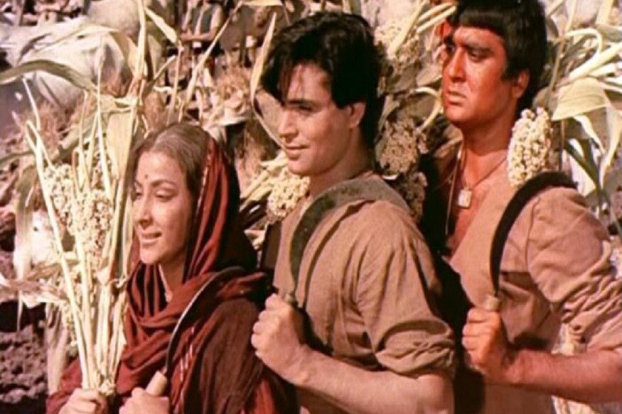 14 ફેબ્રુઆરી 1957નાં રોજ રિલીઝ થયેલી આ ફિલ્મની સ્ટાર કાસ્ટે આ ફિલ્મને સુપરહિટ બનાવી. નરગિસ દત્ત અને સુનીલ દત્તની પ્રેમ કહાની અને લગ્ન પણ આ ફિલ્મમાં એક ખાસ કિસ્સો છે. જોઆ ફિલ્મ ન હોત તો નરગિસ ક્યારેય નરગિસ દત્ત ન હોત અને કદાચ ફિલ્મ ઇન્ડસ્ટ્રીનાં પરિવારનો ઇતિહાસ કંઇક અલગ હોત. 14 ફેબ્રુઆરી 1957નાં રોજ રિલીઝ થયેલી આ ફિલ્મની સ્ટાર કાસ્ટે આ ફિલ્મને સુપરહિટ બનાવી. નરગિસ દત્ત અને સુનીલ દત્તની પ્રેમ કહાની અને લગ્ન પણ આ ફિલ્મમાં એક ખાસ કિસ્સો છે. જોઆ ફિલ્મ ન હોત તો નરગિસ ક્યારેય નરગિસ દત્ત ન હોત અને કદાચ ફિલ્મ ઇન્ડસ્ટ્રીનાં પરિવારનો ઇતિહાસ કંઇક અલગ હોત.
