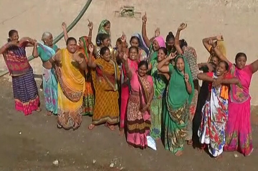 પાણીની માંગ સાથે નર્મદા કેનાલમાં ઉતરેલી મહિલાઓ. ખેડૂતોનું કહેવું છે કે ફક્ત બે દિવસ સુધી જ કેનાલમાં પાણી છોડવામાં આવ્યું હતું. વરસાદ ન પડવાને કારણે તેમનો પાક સુકાઈ રહ્યો છે. સરકાર જો પાણી છોડશે તો તેમનો કપાસનો પાક બચી શકે એમ છે. પાણીની માંગ સાથે નર્મદા કેનાલમાં ઉતરેલી મહિલાઓ. ખેડૂતોનું કહેવું છે કે ફક્ત બે દિવસ સુધી જ કેનાલમાં પાણી છોડવામાં આવ્યું હતું. વરસાદ ન પડવાને કારણે તેમનો પાક સુકાઈ રહ્યો છે. સરકાર જો પાણી છોડશે તો તેમનો કપાસનો પાક બચી શકે એમ છે.