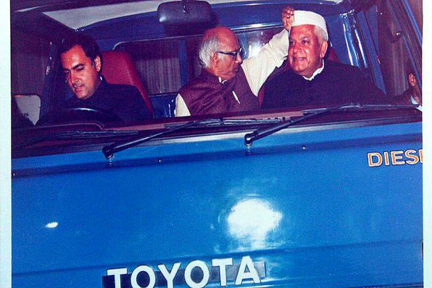 1989માં જ્યારે વીપી સિંહએ રાજીવ ગાંધી સામે બળવો કર્યો હતો અને વિશ્વ હિન્દુ પરિષદે રામ મંદિર આંદોલન છેડ્યું હતું ત્યારે તિવારી યૂપીના મુખ્યમંત્રી હતા. તેમના રાજમાં જ અયોધ્યામાં રામ મંદિરનું શિલા-પૂજન કર્યું હતું. એનડી તિવારી તેના વિરુદ્ધ હતા. રાજીવ ગાંધીના દબાણથી મંજૂરી આપવા માટે તૈયાર થયા હતા. (તસવીર - એફબી) 1989માં જ્યારે વીપી સિંહએ રાજીવ ગાંધી સામે બળવો કર્યો હતો અને વિશ્વ હિન્દુ પરિષદે રામ મંદિર આંદોલન છેડ્યું હતું ત્યારે તિવારી યૂપીના મુખ્યમંત્રી હતા. તેમના રાજમાં જ અયોધ્યામાં રામ મંદિરનું શિલા-પૂજન કર્યું હતું. એનડી તિવારી તેના વિરુદ્ધ હતા. રાજીવ ગાંધીના દબાણથી મંજૂરી આપવા માટે તૈયાર થયા હતા. (તસવીર - એફબી)