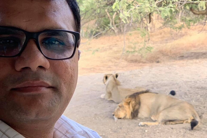 કોંગ્રેસના ધારાસભ્યએ આ તસવીર મૂકતાની સાથે જ તેમના ફોલોઅર્સ તરફથી કોમેન્ટ્સનો મારો ચલાવવામાં આવ્યો હતો. જેમાં અમુક લોકોએ તેમને 'સિંહ'નું બિરુદ આપ્યું હતું. તો અમુક લોકોએ કોમેન્ટ કરીને લખ્યું છે કે જંગલના સિંહના મળવા માટે બીજા સિંહ આવી પહોંચ્યા છે. જોકે, અમુક લોકોએ તેમને વિધાનસભા સત્ર દરમિયાન થયેલા 'માઇક કાંડ'ની પણ યાદ અપાવી હતી અમે તેમને મી. માઇકવાળા કહ્યા હતા. કોંગ્રેસના ધારાસભ્યએ આ તસવીર મૂકતાની સાથે જ તેમના ફોલોઅર્સ તરફથી કોમેન્ટ્સનો મારો ચલાવવામાં આવ્યો હતો. જેમાં અમુક લોકોએ તેમને 'સિંહ'નું બિરુદ આપ્યું હતું. તો અમુક લોકોએ કોમેન્ટ કરીને લખ્યું છે કે જંગલના સિંહના મળવા માટે બીજા સિંહ આવી પહોંચ્યા છે. જોકે, અમુક લોકોએ તેમને વિધાનસભા સત્ર દરમિયાન થયેલા 'માઇક કાંડ'ની પણ યાદ અપાવી હતી અમે તેમને મી. માઇકવાળા કહ્યા હતા.
