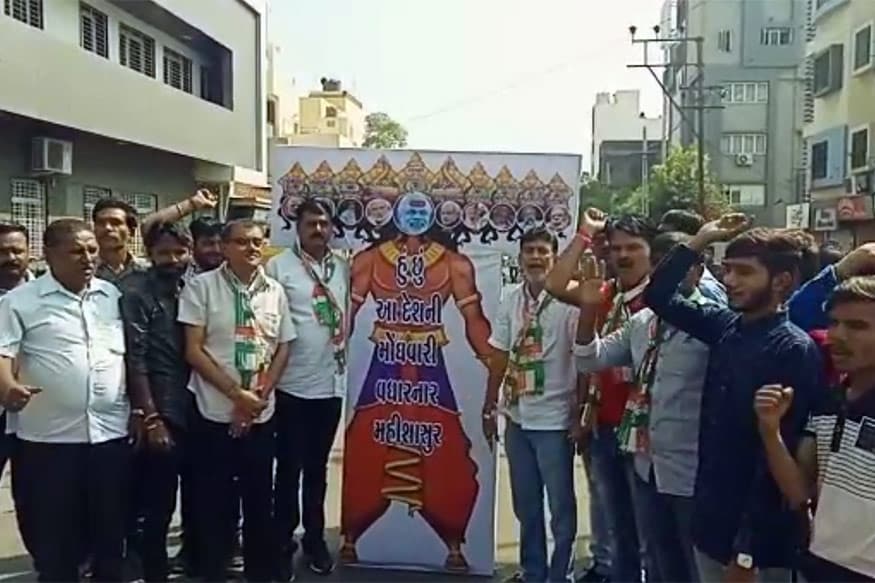 આજે દશેરાના દિવસે શ્રમ યોજનાના કર્મચારીઓ પગાર સહિતના પ્રશ્નોને લઈને મુખ્યમંત્રી વિજય રૂપાણીના રાજકોટ ખાતેના ઘરે વિરોધ પ્રદર્શન કરવા પહોંચ્યા હતા. (તસવીરઃ કોંગ્રેસ દ્વારા પૂતળા દહન) આજે દશેરાના દિવસે શ્રમ યોજનાના કર્મચારીઓ પગાર સહિતના પ્રશ્નોને લઈને મુખ્યમંત્રી વિજય રૂપાણીના રાજકોટ ખાતેના ઘરે વિરોધ પ્રદર્શન કરવા પહોંચ્યા હતા. (તસવીરઃ કોંગ્રેસ દ્વારા પૂતળા દહન)