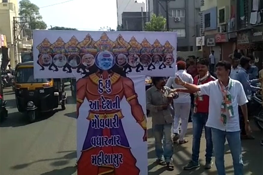 રાજકોટઃ વિજયા દશમીના દિવસે કોંગ્રેસે રાજકોટમાં કુવરજીભાઈ બાવળિયાના ઘર નજીક વિરોધ પ્રદર્શન કરતા મોદીના માથાવાળા મોંઘવારીના રાવણનું દહન કર્યું હતું. બીજી તરફ સીએમ વિજય રૂપાણીના ઘર નજીક મુખ્યમંત્રી શ્રમ યોજનાના કર્મચારીઓએ વિરોધ પ્રદર્શન કર્યું હતું. આ મામલે ગાંધીગ્રામ પોલીસે 20 દેખાવકારોની અટકાયત કરી છે. રાજકોટઃ વિજયા દશમીના દિવસે કોંગ્રેસે રાજકોટમાં કુવરજીભાઈ બાવળિયાના ઘર નજીક વિરોધ પ્રદર્શન કરતા મોદીના માથાવાળા મોંઘવારીના રાવણનું દહન કર્યું હતું. બીજી તરફ સીએમ વિજય રૂપાણીના ઘર નજીક મુખ્યમંત્રી શ્રમ યોજનાના કર્મચારીઓએ વિરોધ પ્રદર્શન કર્યું હતું. આ મામલે ગાંધીગ્રામ પોલીસે 20 દેખાવકારોની અટકાયત કરી છે.