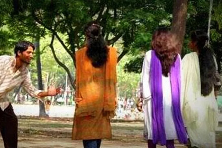અમદાવાદના પૂર્વ અને પશ્ચિમ વિસ્તારમાંથી આટલા બધા રોમિયો પકડાતા હવે ખરેખર મહિલાઓ કે યુવતીઓ રાત્રે 12 વાગ્યા બાદ એકલી અમદાવાદમાં ફરી શકે છે ખરી? એક પ્રશ્ન છે. એક બાજુ ગુજરાત રાજ્ય સરકાર દ્વારા મહિલાઓ સુરક્ષિત છે અને રાતે 2 વાગે પણ એકલા શહેરમાં હરી ફરી શકે તેવી ગુલબાંગો પોકારવામાં આવે છે પણ બીજીબાજુ આઠ જ દિવસમાં આટલા બધા રોમિયો પોલીસે પકડ્યા તે સારી બાબત છે પણ ખરેખર શહેરમાં મહિલાઓને છેડનારા આટલા બધા રોમિયો પકડાતા જ મહિલાઓ કેટલી સુરક્ષિત છે તે સવાલો થઇ રહ્યા છે. અમદાવાદના પૂર્વ અને પશ્ચિમ વિસ્તારમાંથી આટલા બધા રોમિયો પકડાતા હવે ખરેખર મહિલાઓ કે યુવતીઓ રાત્રે 12 વાગ્યા બાદ એકલી અમદાવાદમાં ફરી શકે છે ખરી? એક પ્રશ્ન છે. એક બાજુ ગુજરાત રાજ્ય સરકાર દ્વારા મહિલાઓ સુરક્ષિત છે અને રાતે 2 વાગે પણ એકલા શહેરમાં હરી ફરી શકે તેવી ગુલબાંગો પોકારવામાં આવે છે પણ બીજીબાજુ આઠ જ દિવસમાં આટલા બધા રોમિયો પોલીસે પકડ્યા તે સારી બાબત છે પણ ખરેખર શહેરમાં મહિલાઓને છેડનારા આટલા બધા રોમિયો પકડાતા જ મહિલાઓ કેટલી સુરક્ષિત છે તે સવાલો થઇ રહ્યા છે.