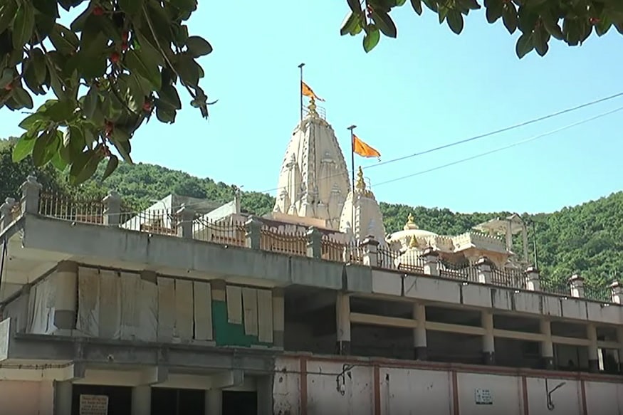 જુનાગઢમાં વર્ષોની પરંપરા મુજબ દેવ દીવાળીથી અતિ પાવનકારી લીલી પરિક્રમાનો પ્રારંભ થશે અને આ પરિક્રમામાં લાખોની સંખ્યામાં ભાવિકો ઉમટશે ત્યારે દામોદર કું માં ભળતી ગટરો દૂર કરવા તેમજ ભવનાથમાં આવતા ભાવિકોને પુરતી સુવિધા મળી રહે તેવી માંગ કરવામાં આવી રહી છે જુનાગઢમાં વર્ષોની પરંપરા મુજબ દેવ દીવાળીથી અતિ પાવનકારી લીલી પરિક્રમાનો પ્રારંભ થશે અને આ પરિક્રમામાં લાખોની સંખ્યામાં ભાવિકો ઉમટશે ત્યારે દામોદર કું માં ભળતી ગટરો દૂર કરવા તેમજ ભવનાથમાં આવતા ભાવિકોને પુરતી સુવિધા મળી રહે તેવી માંગ કરવામાં આવી રહી છે