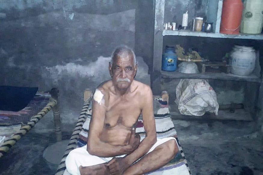 હું તો કિસાન આંદોલનમાં જઇશ. મારા ભાઇઓ મરી રહ્યા છે. ને હું ચુપ બેશું? હું મોતથી નથી ડરતો. ખેડૂતો આમપણ આત્મહત્યા કરી રહ્યા છે. સરકારીની ગોળીથી મરી જશે. આ એક જ વાત છે. આ વાત પોતાના એકના એક પુત્રને કહીને ઘરેથી નીકળેલા ખેડૂત નેતા લાલૂરામ ભારતીય કિસાન યુનિયન આંદોલનમાં કૂદી પડ્યા હતા. ત્યારબાદ 73 વર્ષીય લાલૂરામના તેવર અને બહાદુરી એક ઓક્ટોબરે આખા દેશે જોઇ હતી. લાલૂરામ એ જ ખેડૂત છે જે છેલ્લા બે દિવસથી સોશિયલ મીડિયામાં છવાયેલા છે. દિલ્હી-યુપી બોર્ડર ઉપર પોલીસના લાઠી ચાર્જ વખતે ખેડૂત નેતાની તસવીર ખૂબ જ વાયરલ થઇ છે. હું તો કિસાન આંદોલનમાં જઇશ. મારા ભાઇઓ મરી રહ્યા છે. ને હું ચુપ બેશું? હું મોતથી નથી ડરતો. ખેડૂતો આમપણ આત્મહત્યા કરી રહ્યા છે. સરકારીની ગોળીથી મરી જશે. આ એક જ વાત છે. આ વાત પોતાના એકના એક પુત્રને કહીને ઘરેથી નીકળેલા ખેડૂત નેતા લાલૂરામ ભારતીય કિસાન યુનિયન આંદોલનમાં કૂદી પડ્યા હતા. ત્યારબાદ 73 વર્ષીય લાલૂરામના તેવર અને બહાદુરી એક ઓક્ટોબરે આખા દેશે જોઇ હતી. લાલૂરામ એ જ ખેડૂત છે જે છેલ્લા બે દિવસથી સોશિયલ મીડિયામાં છવાયેલા છે. દિલ્હી-યુપી બોર્ડર ઉપર પોલીસના લાઠી ચાર્જ વખતે ખેડૂત નેતાની તસવીર ખૂબ જ વાયરલ થઇ છે.