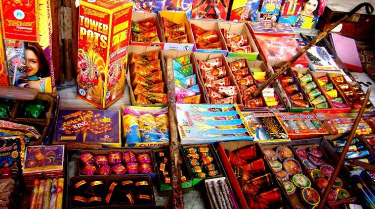 કેવી રીતે અને કયા પ્રકારના ગ્રીન ફટાકડા બનાવવામાં આવી રહ્યા છે - નીરી અનુસાર, હાલમાં પ્રમુખ રૂપે ત્રણ પ્રકારના ગ્રીન ફટાકડા બનાવવામાં આવી રહ્યા છે. જેમાં પહેલા છે જે સળગવાની સાથે પાણી પેદા કરે છે, જેનાથી સલ્ફર અને નાઈટ્રોજન જેવી હાનિકારક ગેસ તેમાંજ ભેળવાઈ જશે, આ ફટાકડાને સેફ વોટર રિલીઝર કહેવામાં આવે છે. બીજી પ્રકારના ફટાકડાને સ્ટાર ક્રેકર કહેવામાં આવે છે, જે સામાન્યથી થોડુ ઓછુ સલ્ફર અને નાઈટ્રોજન પેદા કરે છે. આમાં એલ્યુમિનિયમનો ઉપયોગ ઓછામાં ઓછો કરવામાં આવે છે. ત્રીજી પ્રકારના ફટાકડાને અરોમા ક્રેકર્સ કહેવાય છે, જે ઓછા પ્રદૂષણની સાથે-સાથે સુગંધી પણ પેદા કરે છે. કેવી રીતે અને કયા પ્રકારના ગ્રીન ફટાકડા બનાવવામાં આવી રહ્યા છે - નીરી અનુસાર, હાલમાં પ્રમુખ રૂપે ત્રણ પ્રકારના ગ્રીન ફટાકડા બનાવવામાં આવી રહ્યા છે. જેમાં પહેલા છે જે સળગવાની સાથે પાણી પેદા કરે છે, જેનાથી સલ્ફર અને નાઈટ્રોજન જેવી હાનિકારક ગેસ તેમાંજ ભેળવાઈ જશે, આ ફટાકડાને સેફ વોટર રિલીઝર કહેવામાં આવે છે. બીજી પ્રકારના ફટાકડાને સ્ટાર ક્રેકર કહેવામાં આવે છે, જે સામાન્યથી થોડુ ઓછુ સલ્ફર અને નાઈટ્રોજન પેદા કરે છે. આમાં એલ્યુમિનિયમનો ઉપયોગ ઓછામાં ઓછો કરવામાં આવે છે. ત્રીજી પ્રકારના ફટાકડાને અરોમા ક્રેકર્સ કહેવાય છે, જે ઓછા પ્રદૂષણની સાથે-સાથે સુગંધી પણ પેદા કરે છે.