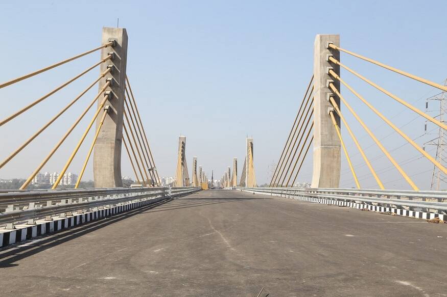 Fire in Car at Cable stayed bridge on Tapi River in Surat News18 Gujarati