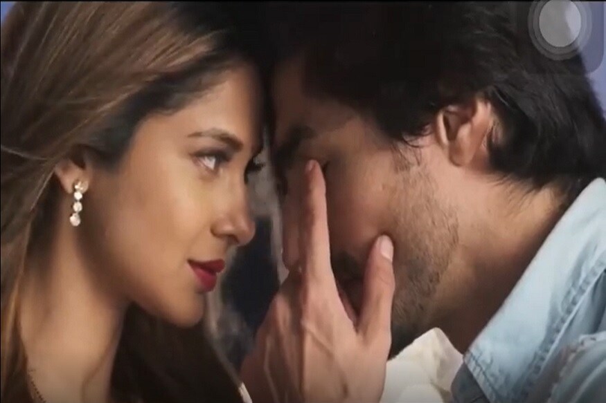 લાંબા સમયથી જેનિફર અને હર્ષદનાં ફેન્સ તેમનાં વચ્ચે પ્રેમની પળો જોવા માંગતા હતાં અને ફાઇનલી આજે તેમની આ ઇચ્છા પૂર્ણ થશે. લાંબા સમયથી જેનિફર અને હર્ષદનાં ફેન્સ તેમનાં વચ્ચે પ્રેમની પળો જોવા માંગતા હતાં અને ફાઇનલી આજે તેમની આ ઇચ્છા પૂર્ણ થશે.