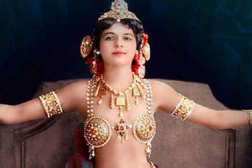 'માતા હારી'ની જિંદગી પર વર્ષ 1931માં હોલિવુડમાં એક ફિલ્મ બની હતી. જેમાં ગ્રેટા ગર્બો મુખ્ય ભૂમિકામાં હતી. માર્ગેથાનો જન્મ હોલેન્ડમાં થયો હતો અને લગ્ન એક ફોજી કેપ્ટન સાથે થયા હતા. એક ખરાબ સંગતમાં ફસેલી માર્ગેથાએ પોતાના નવજાત બાળકને પણ ખોઈ દીધુ હતું. 'માતા હારી'ની જિંદગી પર વર્ષ 1931માં હોલિવુડમાં એક ફિલ્મ બની હતી. જેમાં ગ્રેટા ગર્બો મુખ્ય ભૂમિકામાં હતી. માર્ગેથાનો જન્મ હોલેન્ડમાં થયો હતો અને લગ્ન એક ફોજી કેપ્ટન સાથે થયા હતા. એક ખરાબ સંગતમાં ફસેલી માર્ગેથાએ પોતાના નવજાત બાળકને પણ ખોઈ દીધુ હતું.
