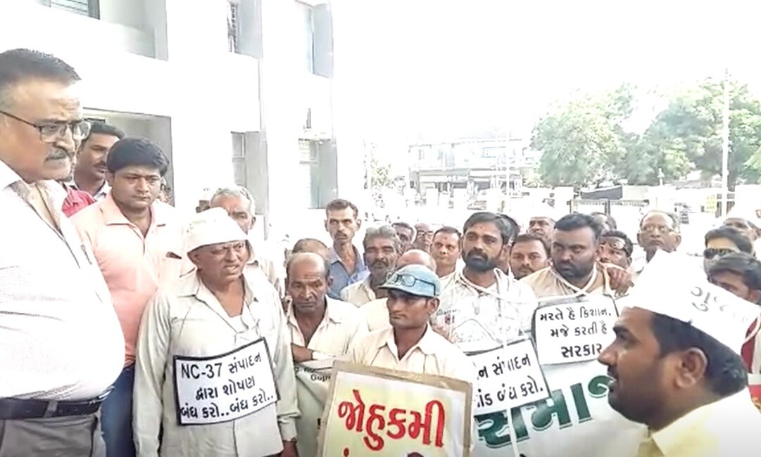 રાજકોટના પડધરી ખાતે પાણીની પાઈપલાઈન સહિતની માગો સાથે ખેડૂતોએ વિરોધ નોંધાવ્યો હતો અને સરકાર પાસે તેમની માંગને રજૂ કરી હતી. તો બીજી તરફ જેતપુરના ખેડૂતોએ પણ નવતર વિરોધ કર્યો હતો જેમા તમામ ખેડૂતો દોરડા બાંધી કચેરીએ પહોંચ્યા હતા . જ્યા વિવિધ માગણીઓને લઈ વિરોધ પ્રદર્શન કર્યુ હતુ. રાજકોટના પડધરી ખાતે પાણીની પાઈપલાઈન સહિતની માગો સાથે ખેડૂતોએ વિરોધ નોંધાવ્યો હતો અને સરકાર પાસે તેમની માંગને રજૂ કરી હતી. તો બીજી તરફ જેતપુરના ખેડૂતોએ પણ નવતર વિરોધ કર્યો હતો જેમા તમામ ખેડૂતો દોરડા બાંધી કચેરીએ પહોંચ્યા હતા . જ્યા વિવિધ માગણીઓને લઈ વિરોધ પ્રદર્શન કર્યુ હતુ.