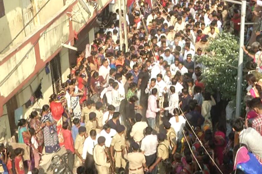 રોષે ભરાયેલા બાળકીના પરિવારજનોએ મૃતદેહ સ્વીકારવાની મનાઇ કરી હતી. જો કે પોલીસે આરોપીને પકડી પાડવાનું આશ્વાસન આપતા પરિવારે બાળકીનો મૃતદેહ સ્વીકાર્યો હતો. રોષે ભરાયેલા બાળકીના પરિવારજનોએ મૃતદેહ સ્વીકારવાની મનાઇ કરી હતી. જો કે પોલીસે આરોપીને પકડી પાડવાનું આશ્વાસન આપતા પરિવારે બાળકીનો મૃતદેહ સ્વીકાર્યો હતો.
