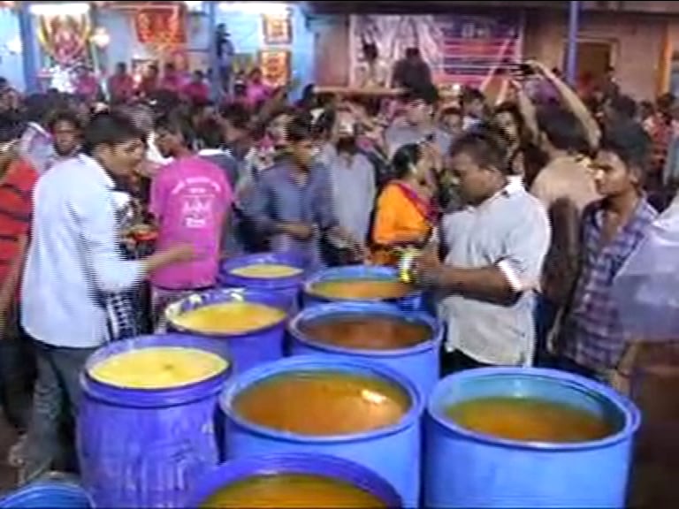 મોડી રાત્રે નીકળેલી માતાની પલ્લીમાં ઘીનો અભિષેક કરવામાં આવ્યો હતો. પલ્લી પર ઘીનો વરસાદ થતો હોય તેવો માહોલ સર્જાયો હતો. મોડી રાત્રે નીકળેલી માતાની પલ્લીમાં ઘીનો અભિષેક કરવામાં આવ્યો હતો. પલ્લી પર ઘીનો વરસાદ થતો હોય તેવો માહોલ સર્જાયો હતો.