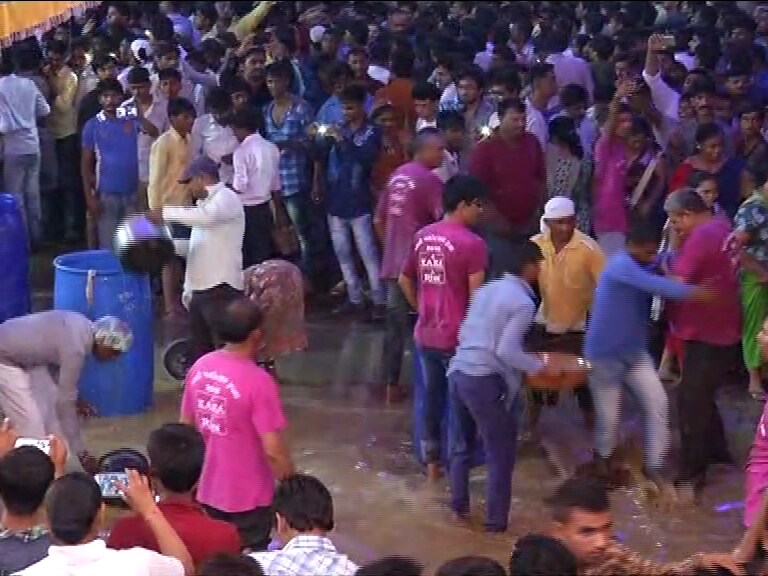 પલ્લી પરનું ઘી નીચે આવી જતા તમામ ગલીઓમાં જાણે ઘીની નદીઓ વહેતી જોવા મળી હતી. જેમ જેમ પલ્લી નીજમંદિર તરફ પ્રસ્થાન કરી રહી હતી તેમ તેમ ચારે કોરથી ઘીની ધારોઓ વહેતી હતી. પલ્લી પરનું ઘી નીચે આવી જતા તમામ ગલીઓમાં જાણે ઘીની નદીઓ વહેતી જોવા મળી હતી. જેમ જેમ પલ્લી નીજમંદિર તરફ પ્રસ્થાન કરી રહી હતી તેમ તેમ ચારે કોરથી ઘીની ધારોઓ વહેતી હતી.