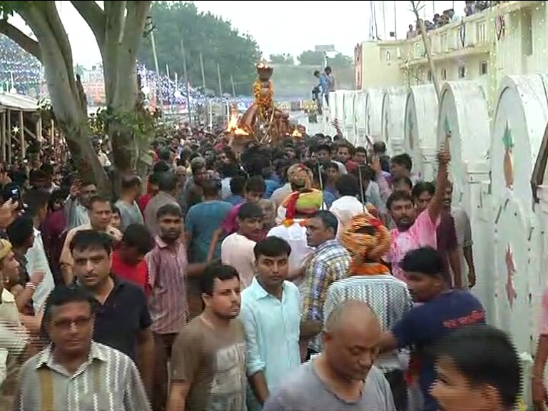 સવારથી જ રૂપાલ ગામનાં ચોક, ગલીઓ અને મંદિરની આસપાસ મુકેલા ટ્રેક્ટર, પીપમાં લોકો માનતાનું ઘી ચઢાવવામાં માટે ઉમટી પડ્યાં હતા. સવારથી જ રૂપાલ ગામનાં ચોક, ગલીઓ અને મંદિરની આસપાસ મુકેલા ટ્રેક્ટર, પીપમાં લોકો માનતાનું ઘી ચઢાવવામાં માટે ઉમટી પડ્યાં હતા.