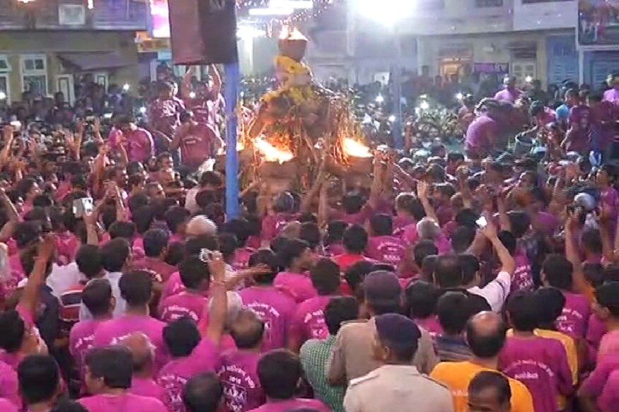 ગાંધીનગર નજીક આવેલા અને માતાજીની આસ્થાના પ્રતિકસમા રૂપાલ વરદાયીની માતા મંદિરથી છેલ્લા પાંચ હજાર વર્ષથી દર વર્ષે નવરાત્રીના નોમની રાત્રીએ પલ્લી નીકળે છે. આ વખતે નોમની રાત્રે એટલે તા.18 ઓકટોબરના રોજ મધરાત બાદ રૂપાલ ગામમાં પલ્લી પારંપરિક રીતે કાઢવામાં આવી હતી. ગાંધીનગર નજીક આવેલા અને માતાજીની આસ્થાના પ્રતિકસમા રૂપાલ વરદાયીની માતા મંદિરથી છેલ્લા પાંચ હજાર વર્ષથી દર વર્ષે નવરાત્રીના નોમની રાત્રીએ પલ્લી નીકળે છે. આ વખતે નોમની રાત્રે એટલે તા.18 ઓકટોબરના રોજ મધરાત બાદ રૂપાલ ગામમાં પલ્લી પારંપરિક રીતે કાઢવામાં આવી હતી.