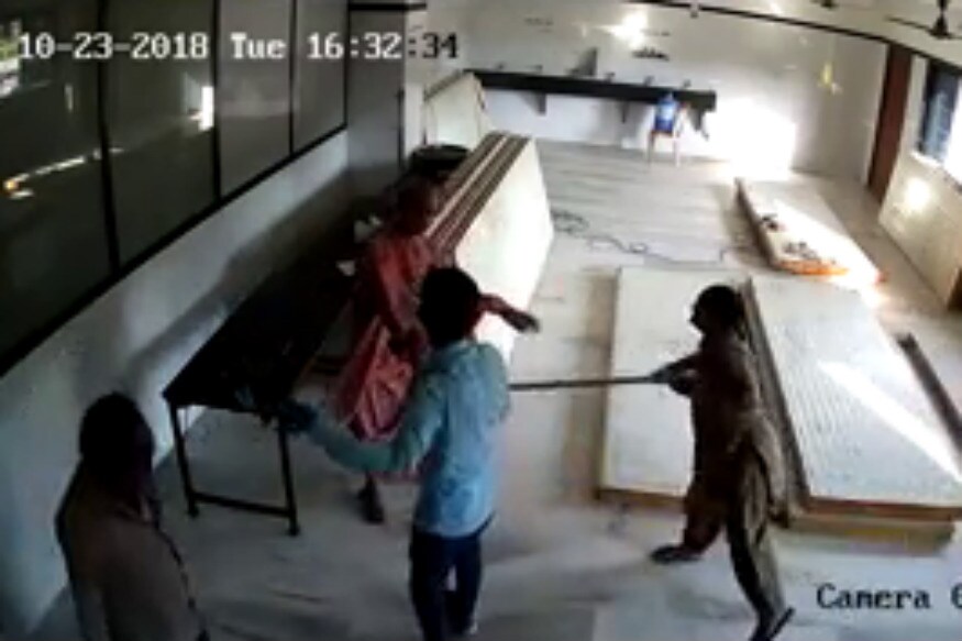 ડભોલી વિસ્તારમાં આવેલા સ્વામિનારાયણ મંદિરના સાધુ દુષ્કર્મના આરોપમાં ફસાયા છે. ત્યારે આજે મંદિરના ટ્રસ્ટીઓએ સામે આવીને સાધુનો બચાવ કર્યો હતો. સાથે જ સમગ્ર મામલો ઉપજાવી કાઢ્યો હોવાનું જણાવી મંદિરમાં સાધુને માર મરાયો હોવાના સીસીટીવી પણ જાહેર કર્યા હતાં. ડભોલી વિસ્તારમાં આવેલા સ્વામિનારાયણ મંદિરના સાધુ દુષ્કર્મના આરોપમાં ફસાયા છે. ત્યારે આજે મંદિરના ટ્રસ્ટીઓએ સામે આવીને સાધુનો બચાવ કર્યો હતો. સાથે જ સમગ્ર મામલો ઉપજાવી કાઢ્યો હોવાનું જણાવી મંદિરમાં સાધુને માર મરાયો હોવાના સીસીટીવી પણ જાહેર કર્યા હતાં.