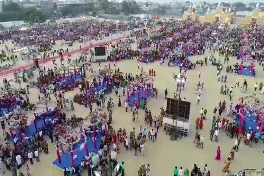 કરિયાવરમાં દીકરીઓને રેફ્રિજરેટર, વોશિંગ મશીન, એર કૂલર, 12 જોડી કપડા, સ્ટીલનો પલંગ, બ્લેન્ડર, સ્ટીલનો કબાટ, ખુરશી નંગ-6, પંખા, ટીપોઇ વગેરે આપવામાં આવ્યું હતું. કરિયાવરમાં દીકરીઓને રેફ્રિજરેટર, વોશિંગ મશીન, એર કૂલર, 12 જોડી કપડા, સ્ટીલનો પલંગ, બ્લેન્ડર, સ્ટીલનો કબાટ, ખુરશી નંગ-6, પંખા, ટીપોઇ વગેરે આપવામાં આવ્યું હતું.