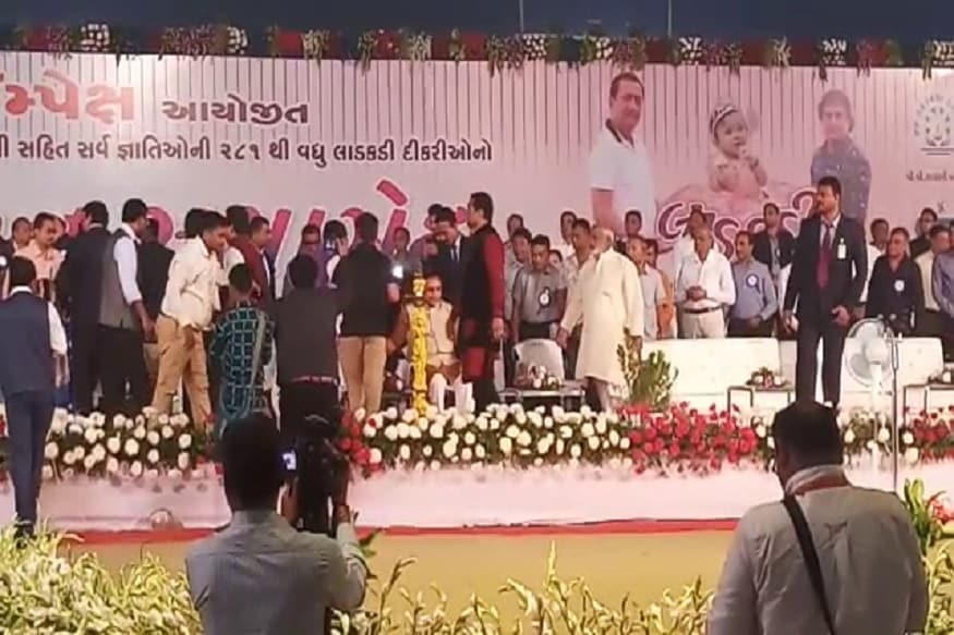 આ પ્રસંગે મુખ્યમંત્રી વિજય રૂપાણી અને જીતુભાઈ વાઘાણીએ પણ હાજરી આપી હતી. તેમનું સ્વાગત જીપમાં બેસાડી અને ઢોલ નાગાર વગાડીને કરવામાં આવ્યું હતું. તેમના ઉપરાંત મનસુખ માંડવીયા અને વિભાવરીબેને પણ હાજરી આપી હતી. તેમના ઉપરાંત ખોડલધામના નરેશ પટેલે પણ હાજરી આપી હતી. કોંગ્રેસના શક્તિસિંહ ગોહિલ અને પરેશ ધાનાણીએ પણ હાજરી આપીને તરત નીકળી ગયા હતા. આ પ્રસંગે મુખ્યમંત્રી વિજય રૂપાણી અને જીતુભાઈ વાઘાણીએ પણ હાજરી આપી હતી. તેમનું સ્વાગત જીપમાં બેસાડી અને ઢોલ નાગાર વગાડીને કરવામાં આવ્યું હતું. તેમના ઉપરાંત મનસુખ માંડવીયા અને વિભાવરીબેને પણ હાજરી આપી હતી. તેમના ઉપરાંત ખોડલધામના નરેશ પટેલે પણ હાજરી આપી હતી. કોંગ્રેસના શક્તિસિંહ ગોહિલ અને પરેશ ધાનાણીએ પણ હાજરી આપીને તરત નીકળી ગયા હતા.