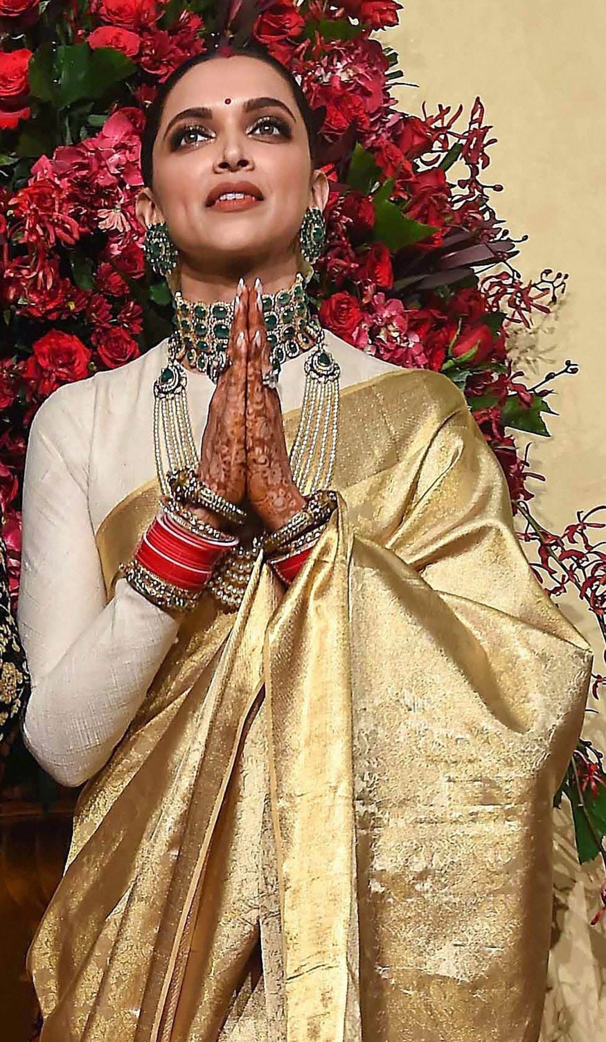 કંકું, લાલ બંગડી, ચાંદલો જેવી સૌભાગ્યની વસ્તુઓ ઘરની પત્નીને સમયે સમયે ભેટ આપવી જોઇએ. તેનાથી સૌભાગ્ય વધે છે. વળી આ તમામ વસ્તુઓ તો એક વિવાહિત સ્ત્રીનું ધરેણું છે. કંકું, લાલ બંગડી, ચાંદલો જેવી સૌભાગ્યની વસ્તુઓ ઘરની પત્નીને સમયે સમયે ભેટ આપવી જોઇએ. તેનાથી સૌભાગ્ય વધે છે. વળી આ તમામ વસ્તુઓ તો એક વિવાહિત સ્ત્રીનું ધરેણું છે.