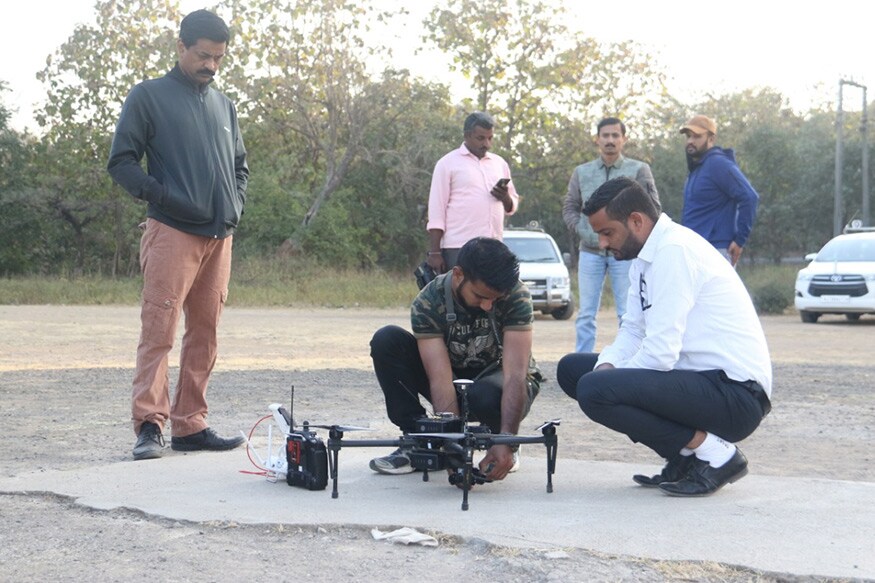જૂનાગઢઃ તાજેતરમાં ગીરના જંગલોમાં 23 જેટલા સિંહોનાં મોત થયા બાદ વન વિભાગ અને સરકાર હરકતમાં આવી છે. આ માટે હવે સિંહોની સુરક્ષા તેમજ જંગલોમાં ચાલતા ગેરકાયદે લાયન શો પર નજર રાખવા માટે ડ્રોનની મદદ લેવામાં આવી રહી છે. તાજેતરમાં વન વિભાગે આ અંગેનું ડેમોન્સ્ટ્રેશન કરવામાં આવ્યું હતું. જૂનાગઢઃ તાજેતરમાં ગીરના જંગલોમાં 23 જેટલા સિંહોનાં મોત થયા બાદ વન વિભાગ અને સરકાર હરકતમાં આવી છે. આ માટે હવે સિંહોની સુરક્ષા તેમજ જંગલોમાં ચાલતા ગેરકાયદે લાયન શો પર નજર રાખવા માટે ડ્રોનની મદદ લેવામાં આવી રહી છે. તાજેતરમાં વન વિભાગે આ અંગેનું ડેમોન્સ્ટ્રેશન કરવામાં આવ્યું હતું.