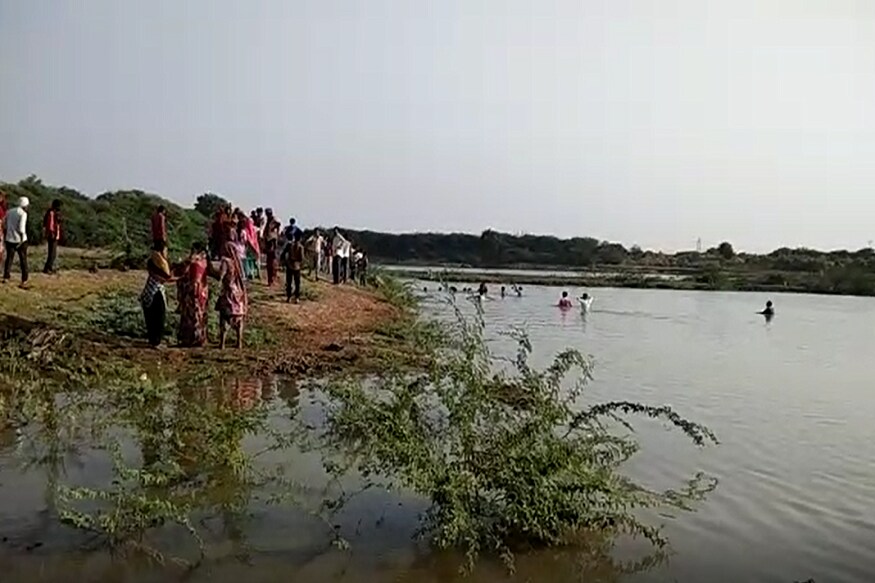 આ ઘટનાની જાણ થતા લોકોએ બચાવ કામગીરી હાથ ધરી પરંતુ ત્યાં સુધીમાં તો બાળકના પ્રાણ પંકેરૂ ઉડી ગયા. સ્થાનિક લોકો અને ફાયરની ટીમે હાલમાં બે બાળકોના મુૃતદેહ તળાવમાંથી બહાર કાઢ્યા છે, પરંતુ શંકા છે કે, હજુ પમ અન્ય બાળકો પમ તેમની સાથે ન્હાવા તળાવમાં પડ્યા હતા. આ ઘટનાની જાણ થતા લોકોએ બચાવ કામગીરી હાથ ધરી પરંતુ ત્યાં સુધીમાં તો બાળકના પ્રાણ પંકેરૂ ઉડી ગયા. સ્થાનિક લોકો અને ફાયરની ટીમે હાલમાં બે બાળકોના મુૃતદેહ તળાવમાંથી બહાર કાઢ્યા છે, પરંતુ શંકા છે કે, હજુ પમ અન્ય બાળકો પમ તેમની સાથે ન્હાવા તળાવમાં પડ્યા હતા.