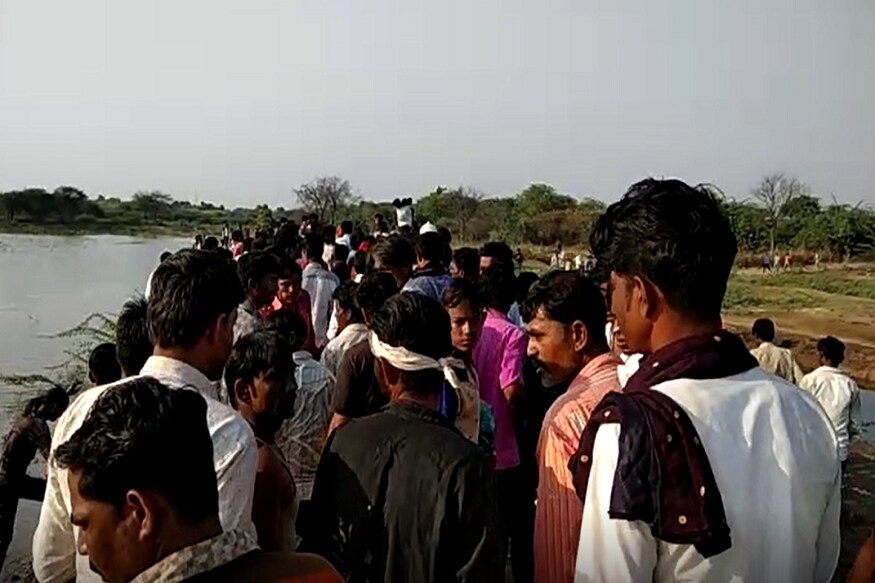 ફાયરની ટીમ અને સ્થાનિક તરવૈયાઓએ તળાવમાં શોધખોળ શરૂ કરી છે. આ ઘટનાની જાણ થતા પોલીસ પણ ઘટના સ્થળ પર પહોંચી ગઈ છે. લોકોના ટોળે ટોળા ઘટના સ્થળ પર ઉમટી પડ્યા છે. બાળકોના પરિવારને ઘટનાની જાણ થતા, જાણે પગ નીચેથી જમીન ખસી ગઈ, તેવું દુખ આવી પડતા શોકમય વાતાવરણ બની ગયું છે. પોલીસે બંને બાળકને નજીકની સરકારી હોસ્પિટલમાં પીએમ માટે ખસેડવાનું કરી વધુ તપાસ હાથ ધરી છે. ફાયરની ટીમ અને સ્થાનિક તરવૈયાઓએ તળાવમાં શોધખોળ શરૂ કરી છે. આ ઘટનાની જાણ થતા પોલીસ પણ ઘટના સ્થળ પર પહોંચી ગઈ છે. લોકોના ટોળે ટોળા ઘટના સ્થળ પર ઉમટી પડ્યા છે. બાળકોના પરિવારને ઘટનાની જાણ થતા, જાણે પગ નીચેથી જમીન ખસી ગઈ, તેવું દુખ આવી પડતા શોકમય વાતાવરણ બની ગયું છે. પોલીસે બંને બાળકને નજીકની સરકારી હોસ્પિટલમાં પીએમ માટે ખસેડવાનું કરી વધુ તપાસ હાથ ધરી છે.