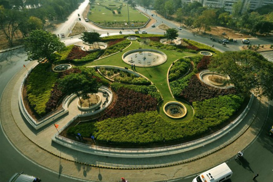 આખા એશિયામાં Greenest Capital City નો દરજ્જો ગાંધીનગરને આપવામાં આવ્યો હતો. તેમજ સન 2010માં, ફોર્બ્સની લિસ્ટ પ્રમાણે 'અમદાવાદ વિશ્વમાં ત્રીજું સૌથી ઝડપી વિકસતું શહેર' જાહેર કરવામાં આવ્યું હતું.<span style="color: #2b2b2b; font-size: 16px;"> </span> આખા એશિયામાં Greenest Capital City નો દરજ્જો ગાંધીનગરને આપવામાં આવ્યો હતો. તેમજ સન 2010માં, ફોર્બ્સની લિસ્ટ પ્રમાણે 'અમદાવાદ વિશ્વમાં ત્રીજું સૌથી ઝડપી વિકસતું શહેર' જાહેર કરવામાં આવ્યું હતું.<span style="color: #2b2b2b; font-size: 16px;"> </span>