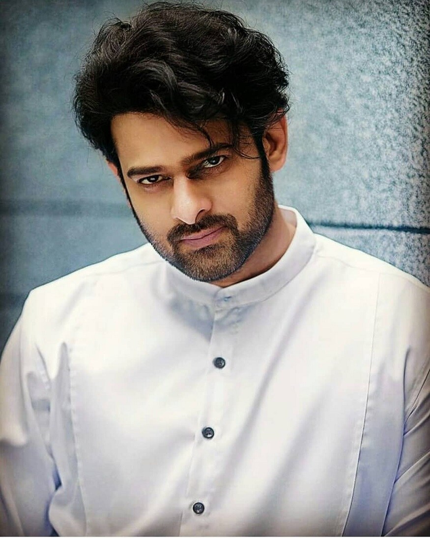 નાના પાટેકરનાં રિપ્લેસમેન્ટ તરીકે ફિલ્મ સાથે જોડાયેલો વ્યક્તિ 'બાહુબલી'નો સંબંધી છે. અરે સંબંધી શું તેઓ બંને એક જ ઘરમાં મોટા થયા છે. આ વ્યક્તિની એન્ટ્રી બાદથી 'હાઉસફૂલ-4'ને લઇને એક્સાઇટમેન્ટ વધુ વઘી ગઇ છે. નાના પાટેકરનાં રિપ્લેસમેન્ટ તરીકે ફિલ્મ સાથે જોડાયેલો વ્યક્તિ 'બાહુબલી'નો સંબંધી છે. અરે સંબંધી શું તેઓ બંને એક જ ઘરમાં મોટા થયા છે. આ વ્યક્તિની એન્ટ્રી બાદથી 'હાઉસફૂલ-4'ને લઇને એક્સાઇટમેન્ટ વધુ વઘી ગઇ છે.