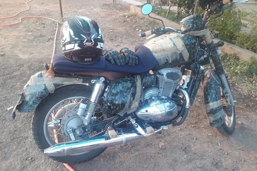 Jawa બાઇક તેના ડબલ સાયલેન્સરને કારણે ખૂબ પ્રસિદ્ધ હતી. નવી ડિઝાઇનમાં પણ કંપનીએ ડબલ સાયલેન્સર રાખ્યા છે. આ ઉપરાંત ટાંકી, એન્જીન તેમજ બંને બાજુની ડિઝાઇનમાં વધારે ફેરફાર નથી કરાયો. જોકે, નવી બાઇની વિગતવાર કોઈ ડિટેઇન્સ કંપની તરફથી આપવામાં આવી નથી. Jawa બાઇક તેના ડબલ સાયલેન્સરને કારણે ખૂબ પ્રસિદ્ધ હતી. નવી ડિઝાઇનમાં પણ કંપનીએ ડબલ સાયલેન્સર રાખ્યા છે. આ ઉપરાંત ટાંકી, એન્જીન તેમજ બંને બાજુની ડિઝાઇનમાં વધારે ફેરફાર નથી કરાયો. જોકે, નવી બાઇની વિગતવાર કોઈ ડિટેઇન્સ કંપની તરફથી આપવામાં આવી નથી.