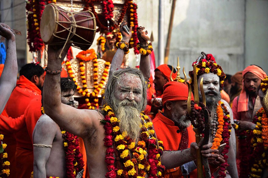અલ્હાબાદમાં કુંભમેળાની તૈયારીનાં ભાગરૂપે પેશ્વાઇ પ્રોસેશન દરમિયાન પંચાયતી નિરંજની અખાડાનાં સાધુઓ જોવા મળે છે. અલ્હાબાદમાં કુંભમેળાની તૈયારીનાં ભાગરૂપે પેશ્વાઇ પ્રોસેશન દરમિયાન પંચાયતી નિરંજની અખાડાનાં સાધુઓ જોવા મળે છે.