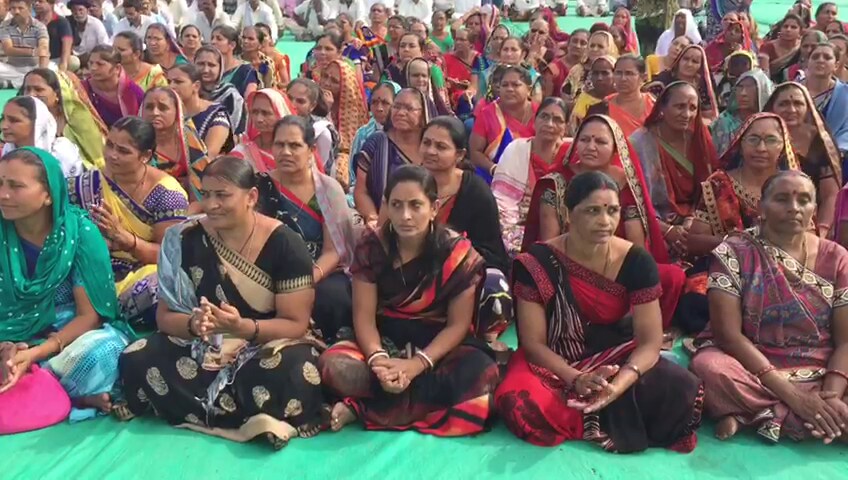 આ વિશાળ રેલીને કારણે નખત્રાણા સજ્જડ બંધ જોવા મળ્યું હતું. ત્યાંના સ્થાનિકોએ પોતાની દુકાનો બંધ રાખીને રેલીમાં જોડાયા હતાં. આ વિશાળ રેલીને કારણે નખત્રાણા સજ્જડ બંધ જોવા મળ્યું હતું. ત્યાંના સ્થાનિકોએ પોતાની દુકાનો બંધ રાખીને રેલીમાં જોડાયા હતાં.