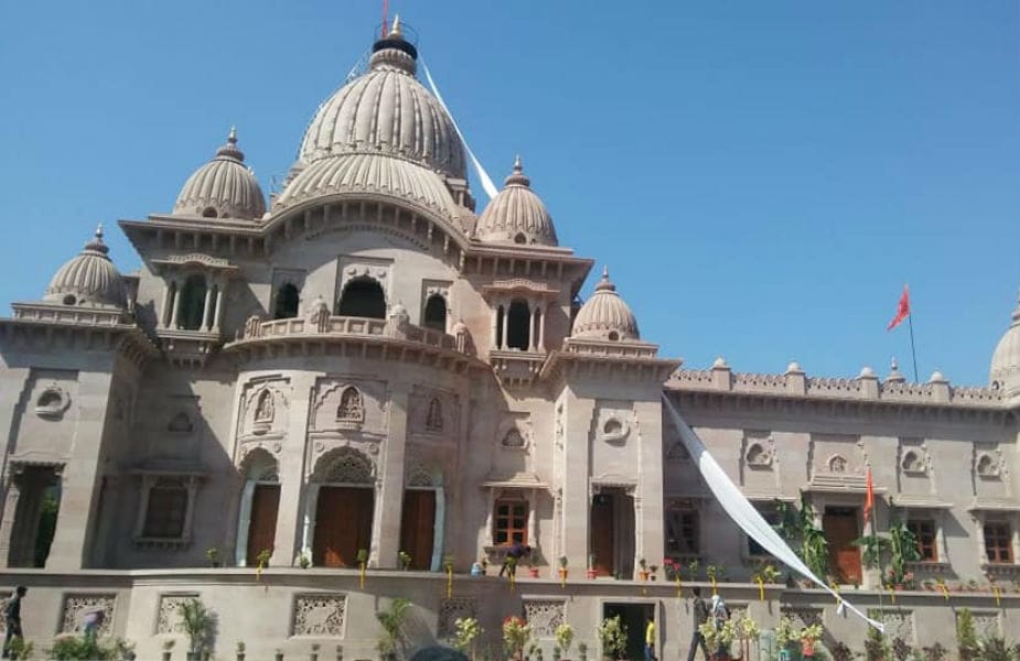 આ ભવ્ય મંદિરના નિર્માણમાં 28 કરોડનો ખર્ચ થયો છે. આ મંદિરનું નિર્માણ કાર્ય કરવામાં પૂરા 9 વર્ષ લાગ્યા. આ ભવ્ય મંદિરના નિર્માણમાં 28 કરોડનો ખર્ચ થયો છે. આ મંદિરનું નિર્માણ કાર્ય કરવામાં પૂરા 9 વર્ષ લાગ્યા.