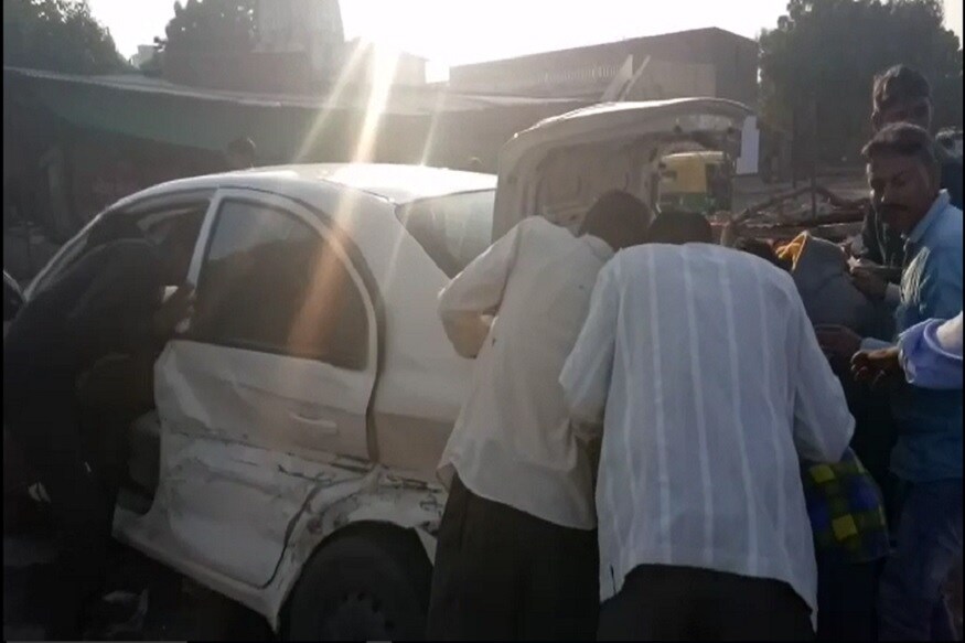 મહેસાણા નજીક લક્ઝરી અને કાર વચ્ચે અકસ્માત સર્જાયો હતો. જેના પગલે દારૂ ભરેલી કાર ફંગોળાઇને રોડ વચ્ચે ઊભી થઇ ગઇ હતી. ઘટનાની જાણ થતાં સ્થાનિક લોકોના ટોળા કાર પાસે દોડી આવ્યા હતા. અને કારમાં રહેલા દારૂની બોટલો ઉઘાડી લૂંચ ચલાવી હતી. આ અંગે પોલીસને જાણ થતાં મોઢેરા પોલીસ સ્થળ ઉપર પહોંચીને વધુ તપાસ હાથધરી છે. મહેસાણા નજીક લક્ઝરી અને કાર વચ્ચે અકસ્માત સર્જાયો હતો. જેના પગલે દારૂ ભરેલી કાર ફંગોળાઇને રોડ વચ્ચે ઊભી થઇ ગઇ હતી. ઘટનાની જાણ થતાં સ્થાનિક લોકોના ટોળા કાર પાસે દોડી આવ્યા હતા. અને કારમાં રહેલા દારૂની બોટલો ઉઘાડી લૂંચ ચલાવી હતી. આ અંગે પોલીસને જાણ થતાં મોઢેરા પોલીસ સ્થળ ઉપર પહોંચીને વધુ તપાસ હાથધરી છે.