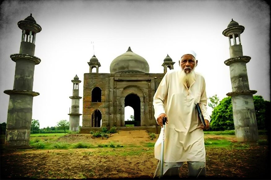 લખનઉઃ પત્નીની યાદમાં મિનિ તાજ મહેલ બનાવીને ચર્ચામાં આવેલા ફૈઝલ હસન કાદરીનું રોડ અકસ્માતમાં મોત થઈ ચુક્યું છે. ફૈઝલૈ પોતાની પત્નીની યાદમાં ઉત્તર પ્રદેશના બુલંદશહેર જિલ્લામાં મિનિ તાજ બનાવ્યો હતો. પોલીસના જણાવ્યા પ્રમાણે ગુરુવારે કેસર કલન ખાતે હિટ એન્ડ રનના બનાવમાં ફૈઝલ કાદરીને ગંભીર ઈજા પહોંચી હતી. અકસ્માત બાદ 83 વર્ષીય ફૈઝલને સારવાર માટે હોસ્પિટલમાં ખસેડવામાં આવ્યા હતા. શુક્રવારે તેમનું સારવાર દરમિયાન મોત થયું હતું. તેઓ પોસ્ટમાસ્ટરની નોકરીમાંથી નિવૃત્ત થયા હતા. લખનઉઃ પત્નીની યાદમાં મિનિ તાજ મહેલ બનાવીને ચર્ચામાં આવેલા ફૈઝલ હસન કાદરીનું રોડ અકસ્માતમાં મોત થઈ ચુક્યું છે. ફૈઝલૈ પોતાની પત્નીની યાદમાં ઉત્તર પ્રદેશના બુલંદશહેર જિલ્લામાં મિનિ તાજ બનાવ્યો હતો. પોલીસના જણાવ્યા પ્રમાણે ગુરુવારે કેસર કલન ખાતે હિટ એન્ડ રનના બનાવમાં ફૈઝલ કાદરીને ગંભીર ઈજા પહોંચી હતી. અકસ્માત બાદ 83 વર્ષીય ફૈઝલને સારવાર માટે હોસ્પિટલમાં ખસેડવામાં આવ્યા હતા. શુક્રવારે તેમનું સારવાર દરમિયાન મોત થયું હતું. તેઓ પોસ્ટમાસ્ટરની નોકરીમાંથી નિવૃત્ત થયા હતા.