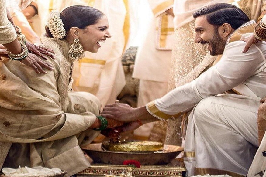 બેંગ્લોર રિસેપ્શનમાં સ્પોર્ટ્સ, બિઝનેસ અને ટોલિવૂડની સેલિબ્રિટી હાજર રહી હતી, આ રિસેપ્શનમાં, માત્ર દીપિકા અને રણવીરના નજીકના જ હાજર રહેશે. બેંગ્લોર રિસેપ્શનમાં સ્પોર્ટ્સ, બિઝનેસ અને ટોલિવૂડની સેલિબ્રિટી હાજર રહી હતી, આ રિસેપ્શનમાં, માત્ર દીપિકા અને રણવીરના નજીકના જ હાજર રહેશે.