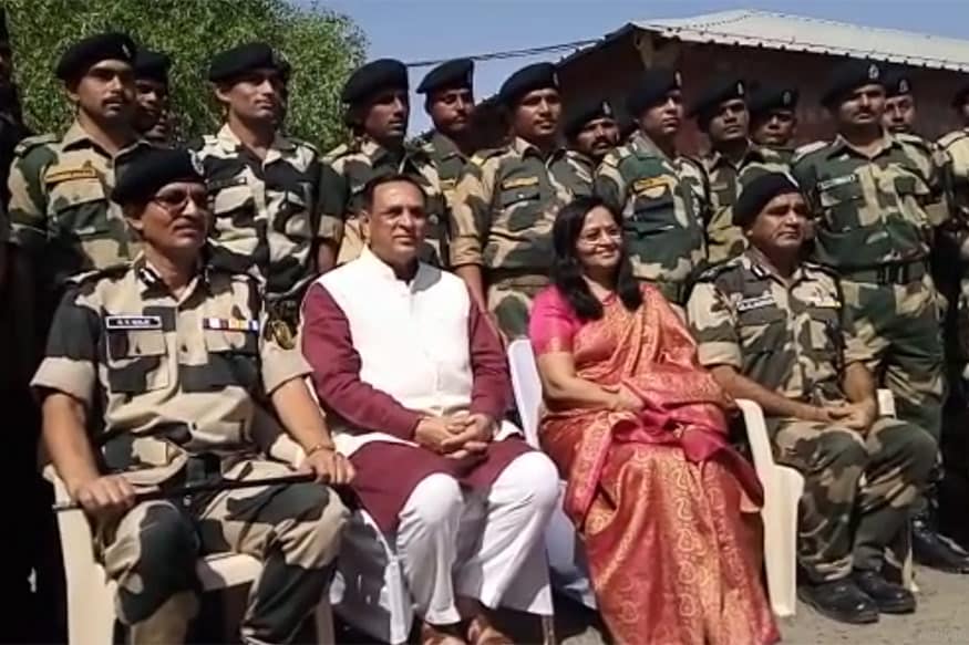 અહીં મંત્રી પરબત પટેલ, ધારાસભ્ય શશીકાંત પંડ્યા, શંકર ચૌધરી સહિતના આગેવાનોએ તેમનું સ્વાગત કર્યું હતું. નોંધનીય છે કે ગુજરાતના કચ્છ અને બનાસકાંઠાની સરહદ પાકિસ્તાન સાથે જોડાયેલી છે. અહીં મંત્રી પરબત પટેલ, ધારાસભ્ય શશીકાંત પંડ્યા, શંકર ચૌધરી સહિતના આગેવાનોએ તેમનું સ્વાગત કર્યું હતું. નોંધનીય છે કે ગુજરાતના કચ્છ અને બનાસકાંઠાની સરહદ પાકિસ્તાન સાથે જોડાયેલી છે.