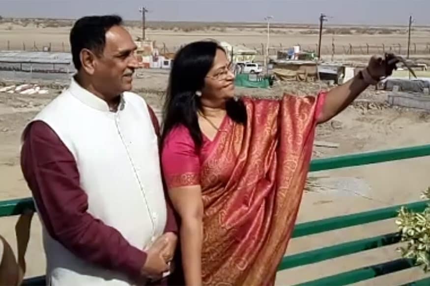 નડાબેટની મુલાકાત દરમિયાન વિજય રૂપાણીએ આંતંરરાષ્ટ્રીય સરહદે પત્ની સાથે સેલ્ફી પણ લીધી હતી. સૌપ્રથમ વિજય રૂપાણીના પત્ની અંજલી રૂપાણીએ સેલ્ફી લીધી હતી. બાદમાં રૂપાણીએ પણ મોબાઇલ ફોન પર પોતાનો હાથ અજમાવ્યો હતો અને પત્ની સાથે સેલ્ફી લીધી હતી. નડાબેટની મુલાકાત દરમિયાન વિજય રૂપાણીએ આંતંરરાષ્ટ્રીય સરહદે પત્ની સાથે સેલ્ફી પણ લીધી હતી. સૌપ્રથમ વિજય રૂપાણીના પત્ની અંજલી રૂપાણીએ સેલ્ફી લીધી હતી. બાદમાં રૂપાણીએ પણ મોબાઇલ ફોન પર પોતાનો હાથ અજમાવ્યો હતો અને પત્ની સાથે સેલ્ફી લીધી હતી.