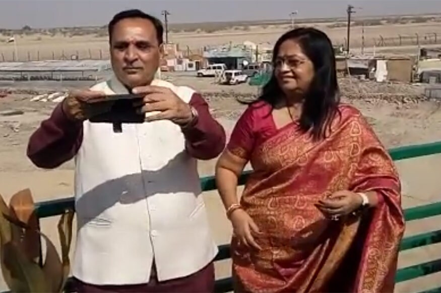 આ પ્રસંગે મીડિયા સાથે વાતચીત કરતા મુખ્યમંત્રીએ કહ્યુ કે, "પીએમ મોદી જ્યારે ગુજરાતના સીએમ હતા ત્યારે તેઓ દિવાળી પર જવાનોને મળવા આવતા હતા. દિવાળીના પ્રસંગે આ પરંપરા ચાલુ રાખી છે. હું ત્રીજી દિવાળી સરહદ પર વીર જવાનો સાથે ઉજવી રહ્યો છું. બનાસકાંઠા અને કચ્છ આંતરરાષ્ટ્રીય સરહદ સાથે જોડાયેલા વિસ્તારો છે. અહીં મોતને હાથમાં લઈને દેશ સેવા આપતા જવાનોના જોમ અને જુસ્સો વધે તે માટે દિવાળીના તહેવારમાં તેમની સાથે રહીને તેમની હિંમતમાં વધારો કરીએ છીએ." આ પ્રસંગે મીડિયા સાથે વાતચીત કરતા મુખ્યમંત્રીએ કહ્યુ કે, "પીએમ મોદી જ્યારે ગુજરાતના સીએમ હતા ત્યારે તેઓ દિવાળી પર જવાનોને મળવા આવતા હતા. દિવાળીના પ્રસંગે આ પરંપરા ચાલુ રાખી છે. હું ત્રીજી દિવાળી સરહદ પર વીર જવાનો સાથે ઉજવી રહ્યો છું. બનાસકાંઠા અને કચ્છ આંતરરાષ્ટ્રીય સરહદ સાથે જોડાયેલા વિસ્તારો છે. અહીં મોતને હાથમાં લઈને દેશ સેવા આપતા જવાનોના જોમ અને જુસ્સો વધે તે માટે દિવાળીના તહેવારમાં તેમની સાથે રહીને તેમની હિંમતમાં વધારો કરીએ છીએ."