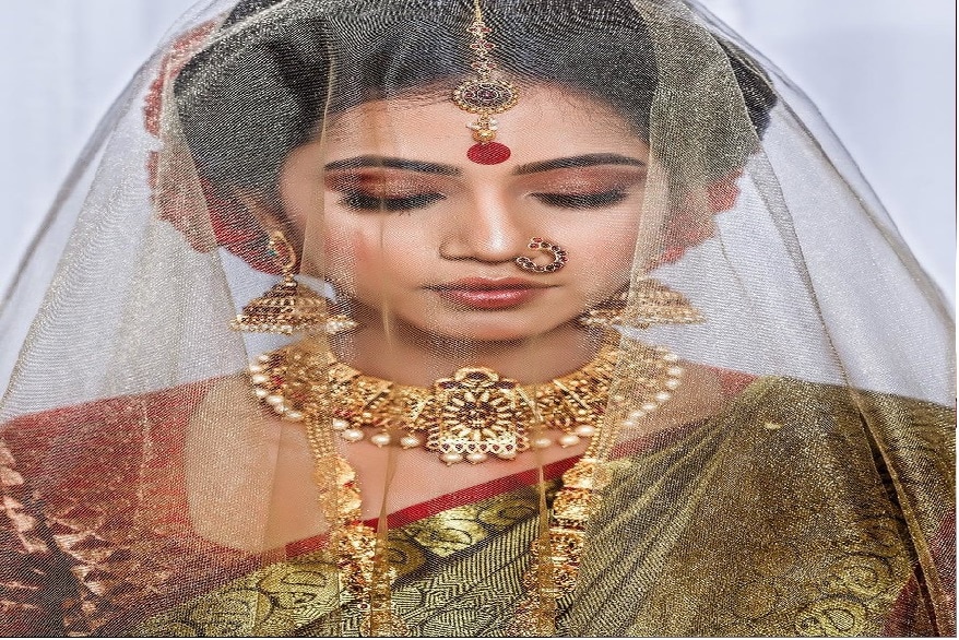 સુહાગન મહિલાઓ હંમેશા પોતાની વસ્તુઓ કોઈના કોઈ સાથે શેયર કરી લે છે પણ કેટલીક વસ્તુઓ કોઈની સાથે શેયર કરવાથી સંબંધોમાં દરાર આવી શકે છે. કેટલીક વસ્તુઓ એવી હોય છે જે મહિલાઓને પરિવારના સભ્ય કે મિત્રથી પણ શેયર ના કરવી જોઈએ. જાણો પરિણીત મહિલાઓને તેમની કઈ-કઈ વસ્તુઓ બીજા સાથે શેયર ના કરવી જોઈએ. સુહાગન મહિલાઓ હંમેશા પોતાની વસ્તુઓ કોઈના કોઈ સાથે શેયર કરી લે છે પણ કેટલીક વસ્તુઓ કોઈની સાથે શેયર કરવાથી સંબંધોમાં દરાર આવી શકે છે. કેટલીક વસ્તુઓ એવી હોય છે જે મહિલાઓને પરિવારના સભ્ય કે મિત્રથી પણ શેયર ના કરવી જોઈએ. જાણો પરિણીત મહિલાઓને તેમની કઈ-કઈ વસ્તુઓ બીજા સાથે શેયર ના કરવી જોઈએ.